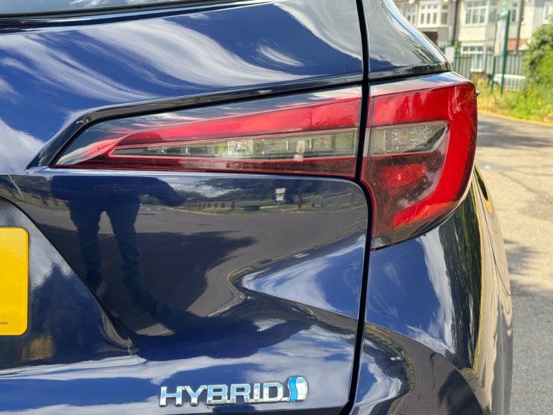TOYOTA COROLLA 1.8 VVT H DESIGN TOURING SPORTS CVT EURO 6 S S 5DR...